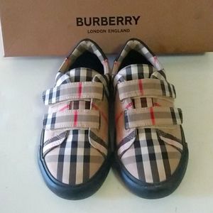Hot new item!! 🎉🎉Burberry little boys strap sneakers!!